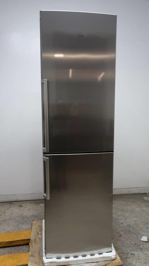 Bosch 800 Serie 24" SS Ice Maker Bottom Freezer 11 Cu.Ft Refrigerator B11CB81SSS