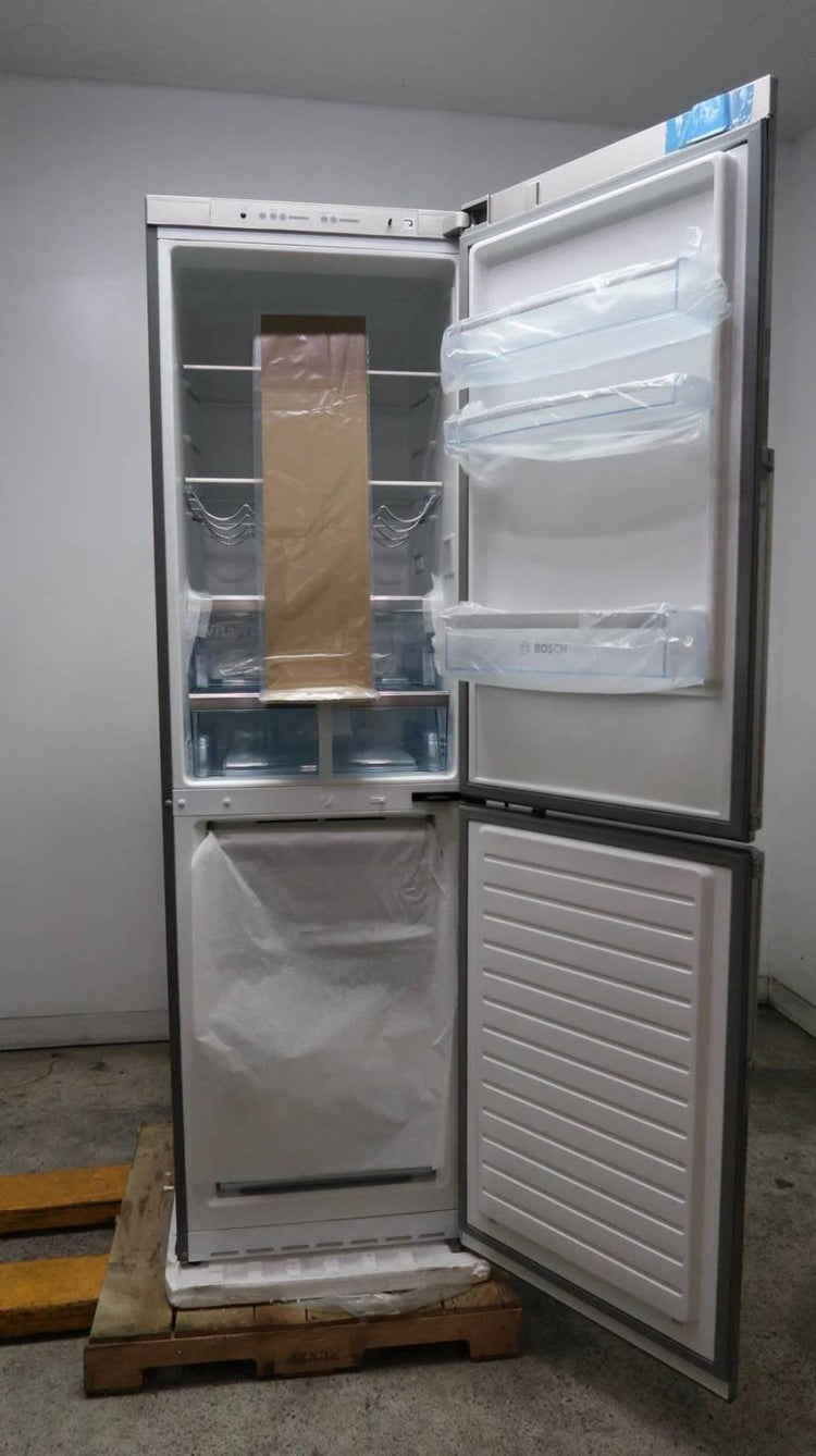 Bosch 800 Serie 24" SS Ice Maker Bottom Freezer 11 Cu.Ft Refrigerator B11CB81SSS