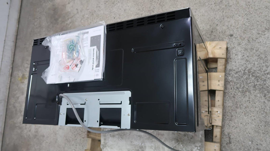 Bosch Benchmark 30" SS 385 CFM Convection Over-the-Range Microwave HMVP053U