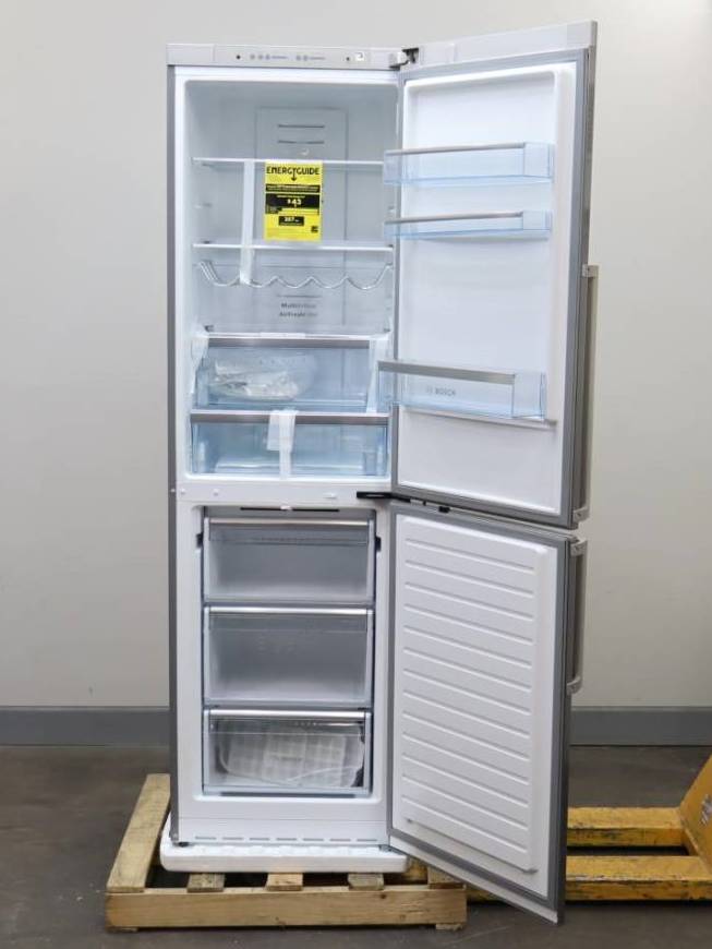 NIB Bosch 500 Series 24" SS Counter Depth Bottom-Freezer Refrigerator B11CB50SSS