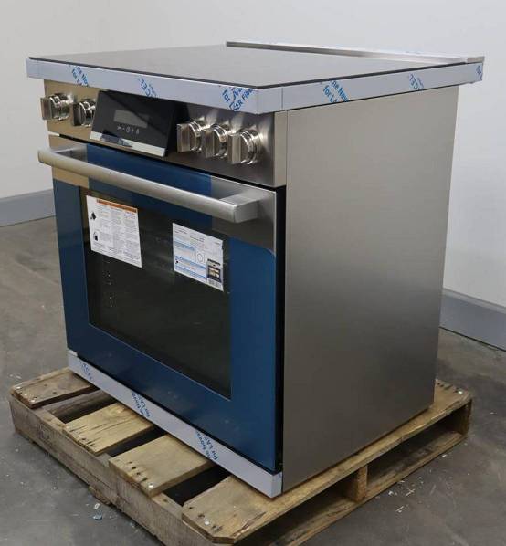 Bosch 30" Stainless Freestanding Induction 800 Series Electric Range HIS8055U