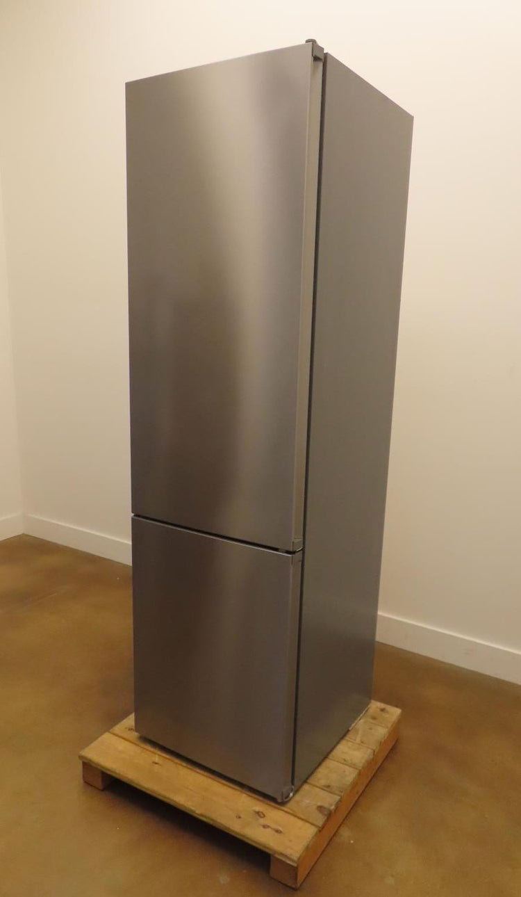 Bosch 800 Series B24CB80ESS 24" Freestanding Bottom Freezer Refrigerator Pics